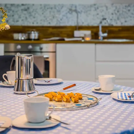 アパート Modernes Apartment Blues In Ruhiger Altstadtlage Perfekt Fuer Paare Geniesser Und Auszeiten In Der Weinregion Ihr Gemuetliches Zuhause In Besigheim ベジクハイム