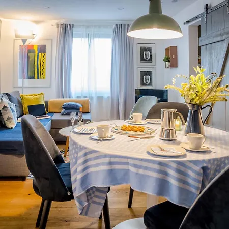 Modernes Blues In Ruhiger Altstadtlage Perfekt Fuer Paare Geniesser Und Auszeiten In Der Weinregion Ihr Gemuetliches Zuhause In * Besigheim